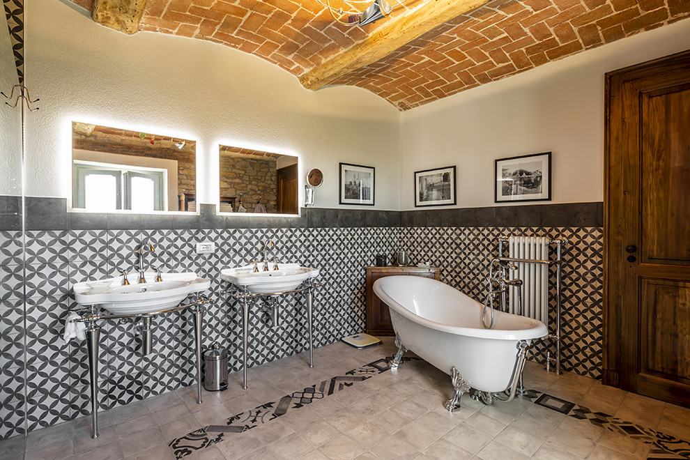 Пример оригинального дизайна: главная ванная комната в стиле шебби-шик с ванной на ножках