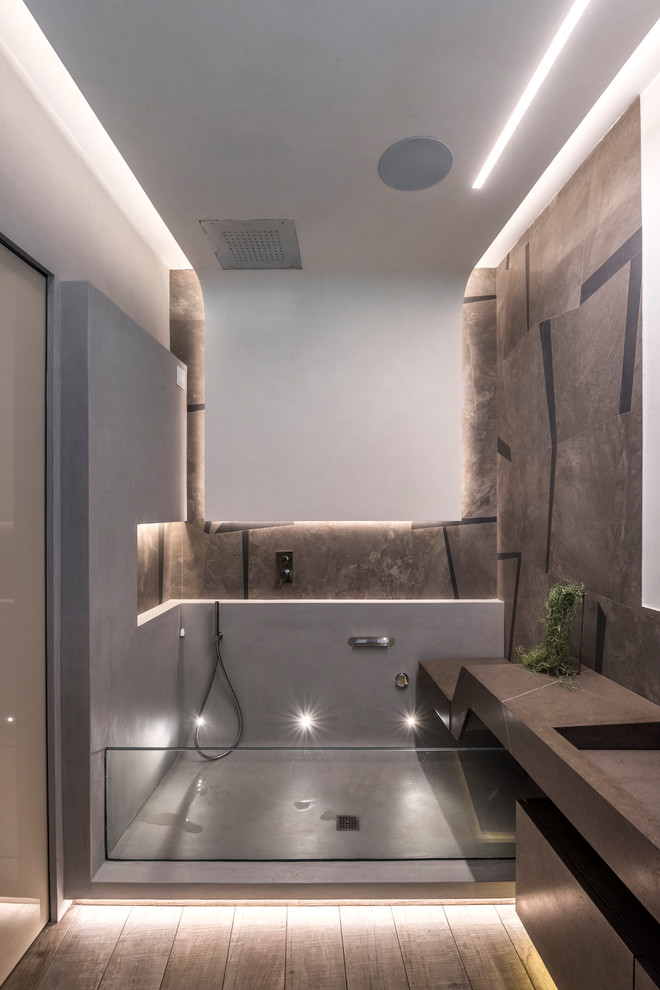 Modern inredning av ett brun brunt en-suite badrum, med våtrum, brun kakel, flerfärgade väggar, mellanmörkt trägolv, ett integrerad handfat, bänkskiva i betong, brunt golv och med dusch som är öppen