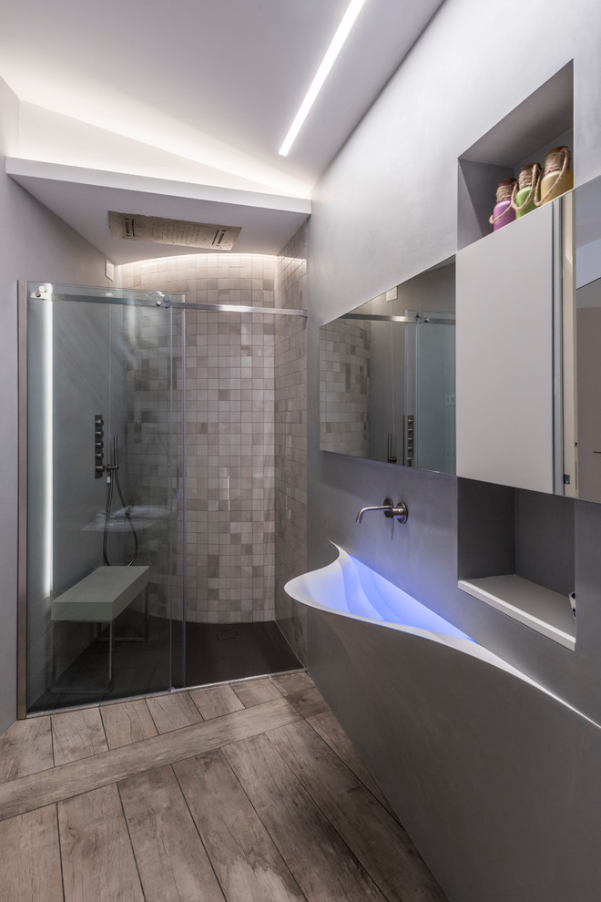 Esempio di una stanza da bagno minimal con doccia alcova, piastrelle beige, pareti grigie, lavabo integrato, pavimento grigio e porta doccia scorrevole