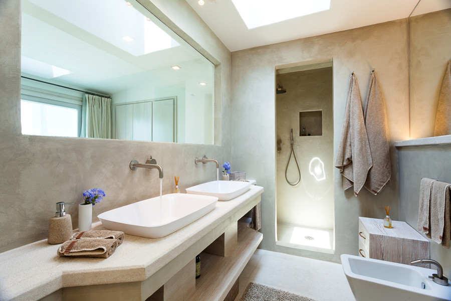 Esempio di una stanza da bagno con doccia minimal di medie dimensioni con ante in legno chiaro, doccia alcova, bidè, pareti grigie, lavabo a bacinella e top in pietra calcarea