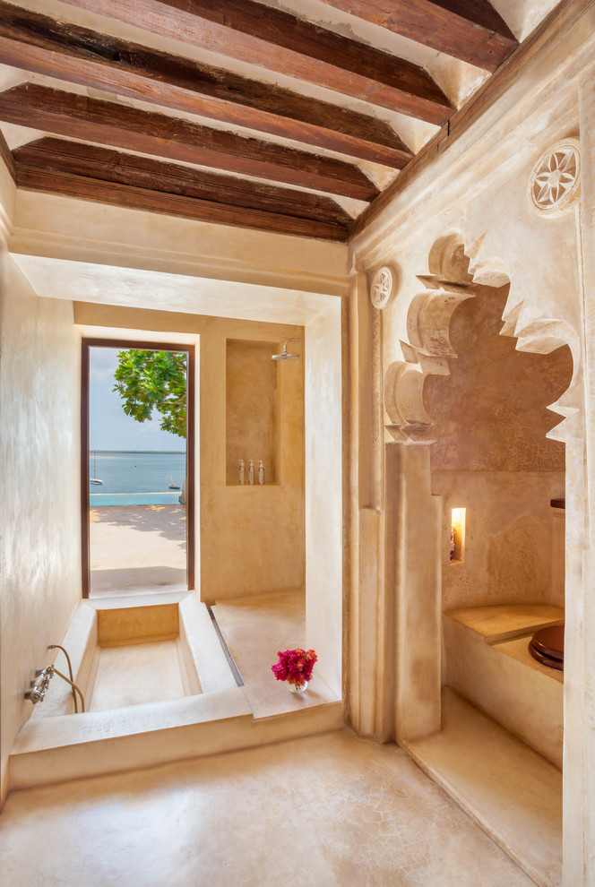 Свежая идея для дизайна: главная ванная комната в восточном стиле с накладной ванной и душем без бортиков - отличное фото интерьера