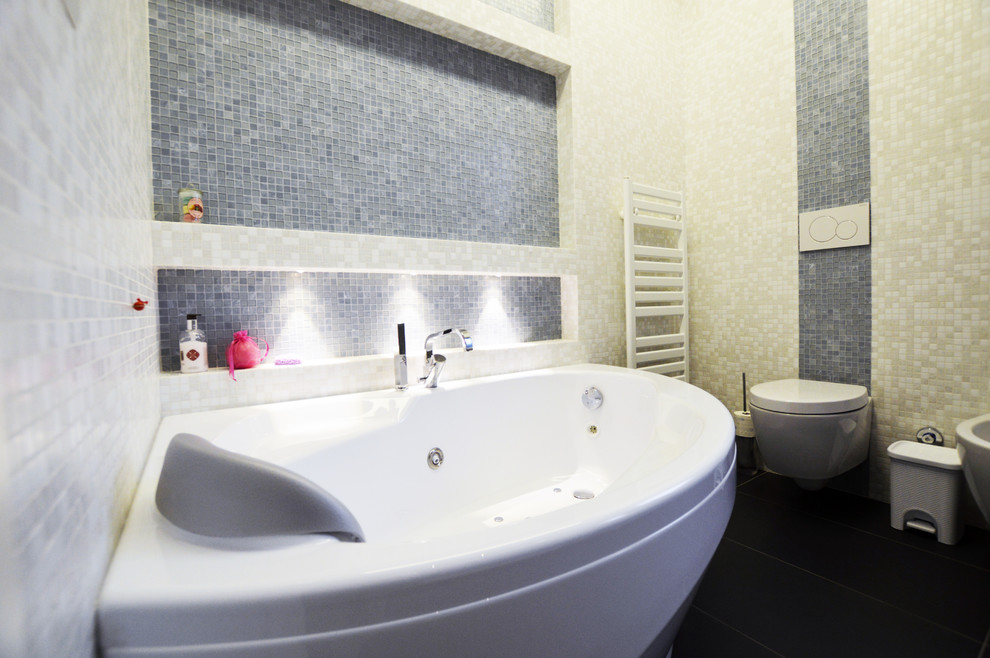 Foto di una stanza da bagno padronale contemporanea di medie dimensioni con doccia ad angolo, WC a due pezzi, piastrelle multicolore, piastrelle di vetro, pareti multicolore, pavimento in gres porcellanato, lavabo sospeso, pavimento blu e porta doccia scorrevole