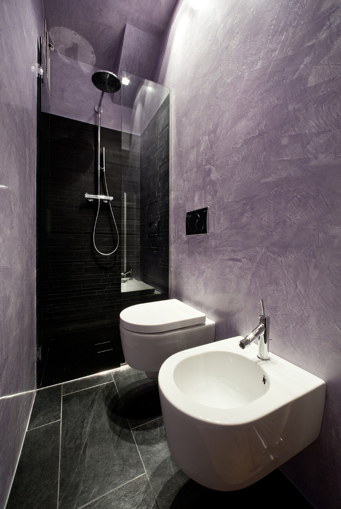 Exempel på ett modernt badrum, med en dusch i en alkov och en vägghängd toalettstol