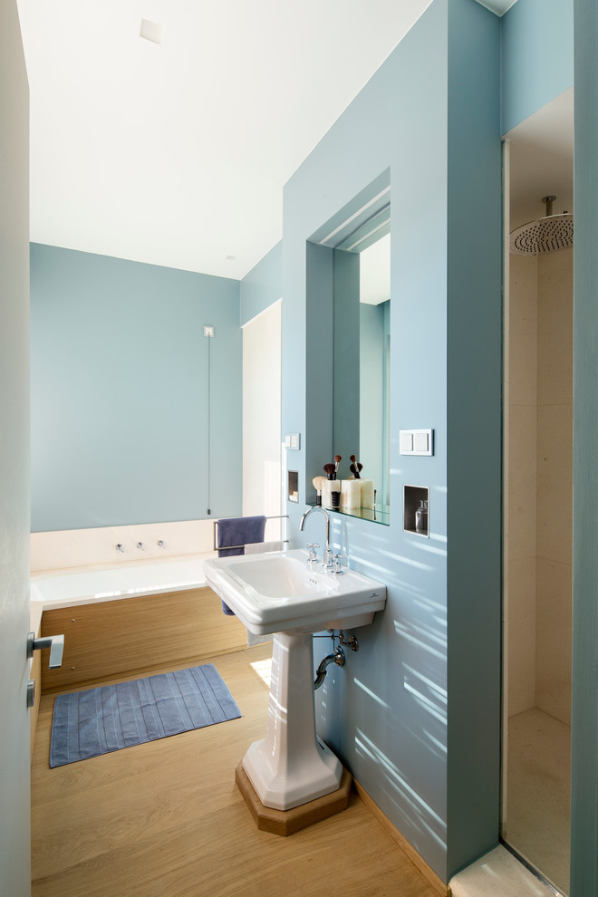 На фото: ванная комната в классическом стиле с накладной ванной, раковиной с пьедесталом и паркетным полом среднего тона