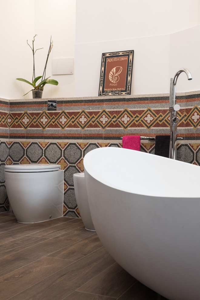Esempio di una stanza da bagno padronale eclettica di medie dimensioni con vasca freestanding, WC a due pezzi, piastrelle multicolore, piastrelle a mosaico, pareti bianche, parquet scuro e lavabo a bacinella