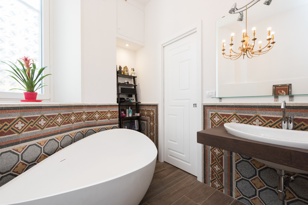 Aménagement d'une salle de bain principale éclectique de taille moyenne avec une baignoire indépendante, WC séparés, un carrelage multicolore, mosaïque, un mur blanc, parquet foncé et une vasque.