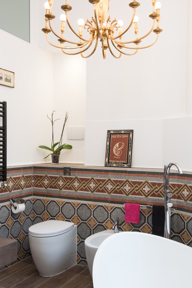 Idéer för att renovera ett mellanstort eklektiskt en-suite badrum, med ett fristående badkar, en toalettstol med separat cisternkåpa, flerfärgad kakel, mosaik, vita väggar, mörkt trägolv och ett fristående handfat