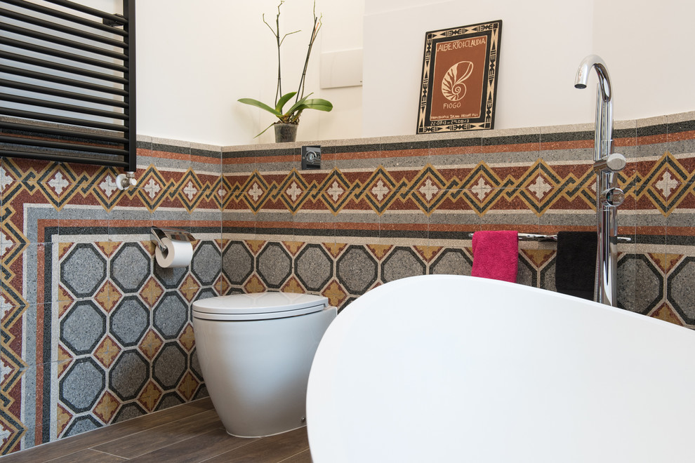 Esempio di una stanza da bagno padronale bohémian di medie dimensioni con vasca freestanding, WC a due pezzi, piastrelle multicolore, piastrelle a mosaico, pareti bianche, parquet scuro e lavabo a bacinella