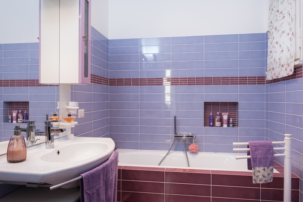 Esempio di una stanza da bagno stile shabby con vasca da incasso, piastrelle in ceramica e pareti viola