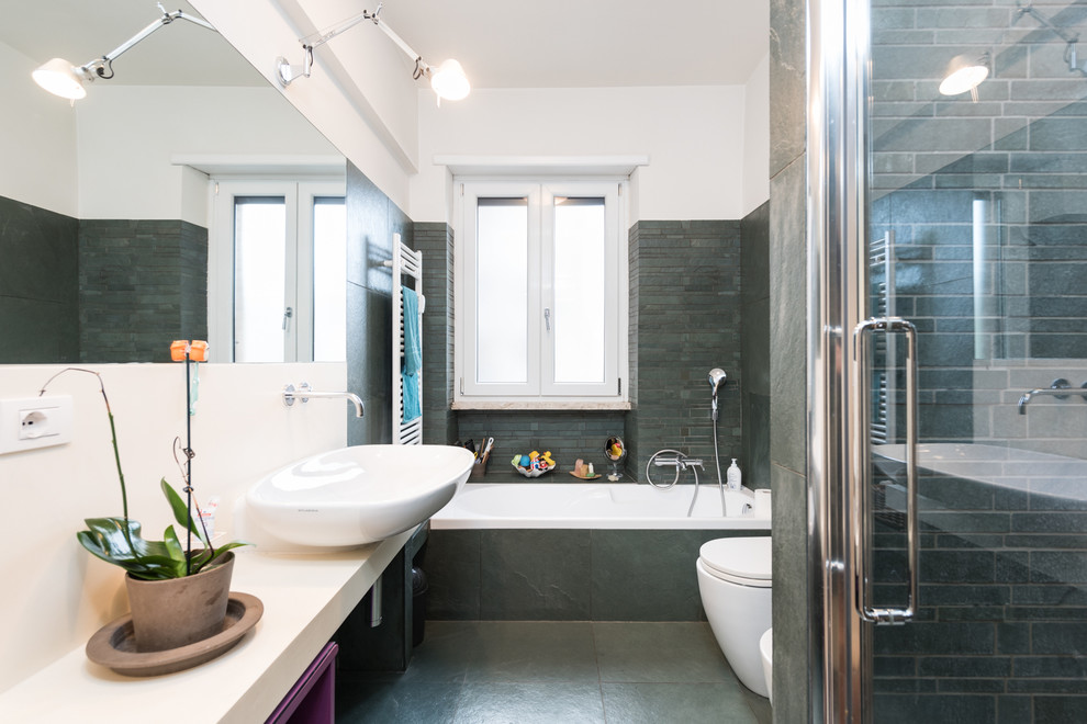 Пример оригинального дизайна: главная ванная комната в современном стиле с серыми фасадами, накладной ванной, душевой комнатой, раздельным унитазом, серыми стенами, темным паркетным полом и настольной раковиной