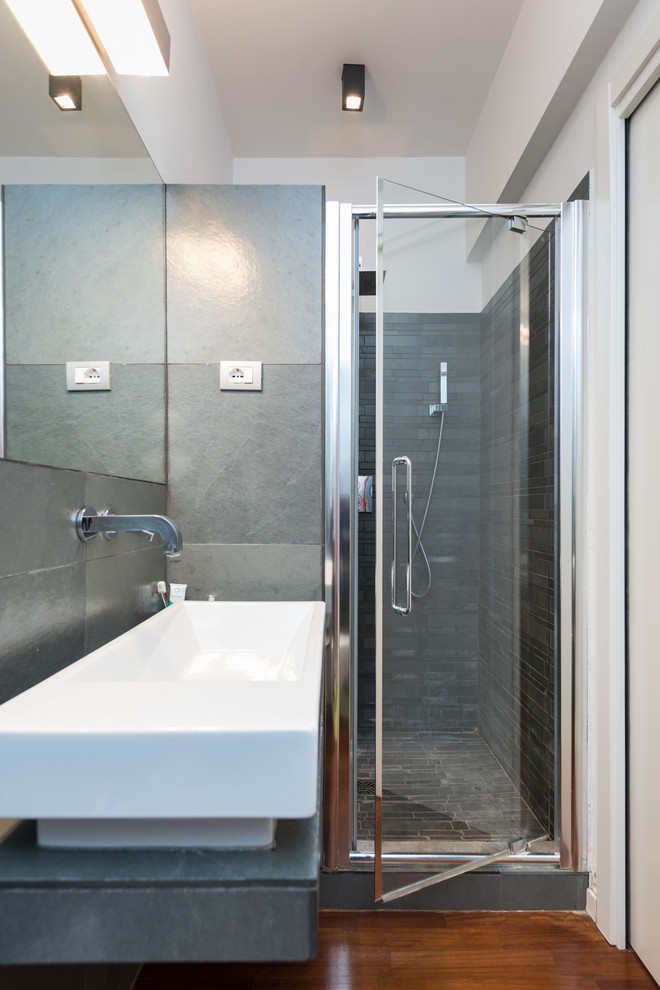 Inspiration pour une salle d'eau design avec des portes de placard grises, un espace douche bain, WC séparés, parquet foncé et une grande vasque.