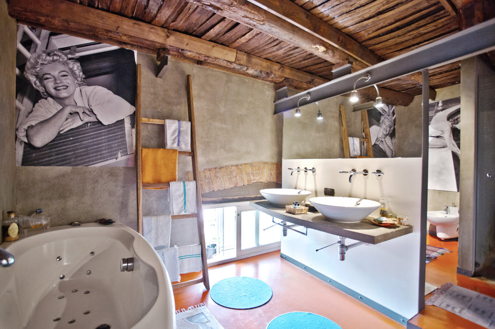 Réalisation d'une salle de bain principale bohème avec un bain bouillonnant, un mur gris, un sol en carrelage de porcelaine et une vasque.