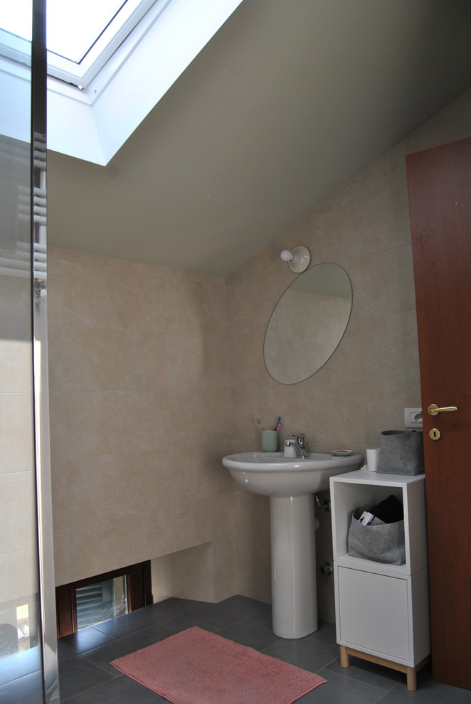 Idee per una piccola stanza da bagno minimal con doccia a filo pavimento, WC a due pezzi, piastrelle beige, pareti beige e lavabo a colonna