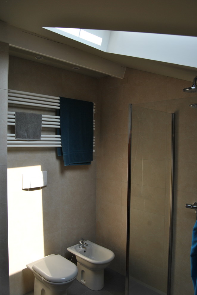 Idee per una piccola stanza da bagno contemporanea con doccia a filo pavimento, WC a due pezzi, piastrelle beige, pareti beige e lavabo a colonna