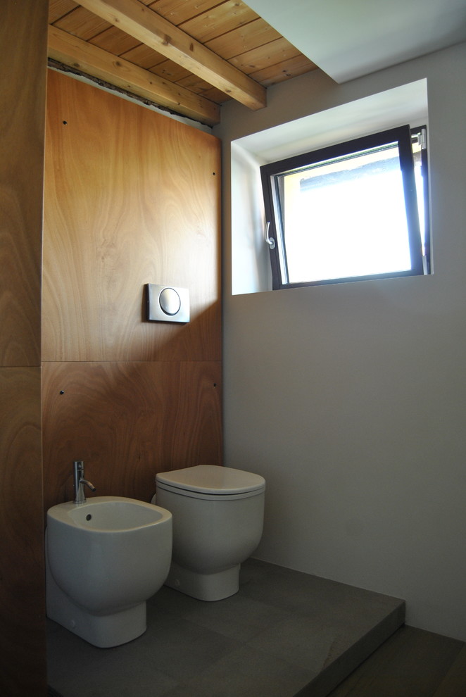 Ispirazione per una piccola stanza da bagno con doccia design con ante di vetro