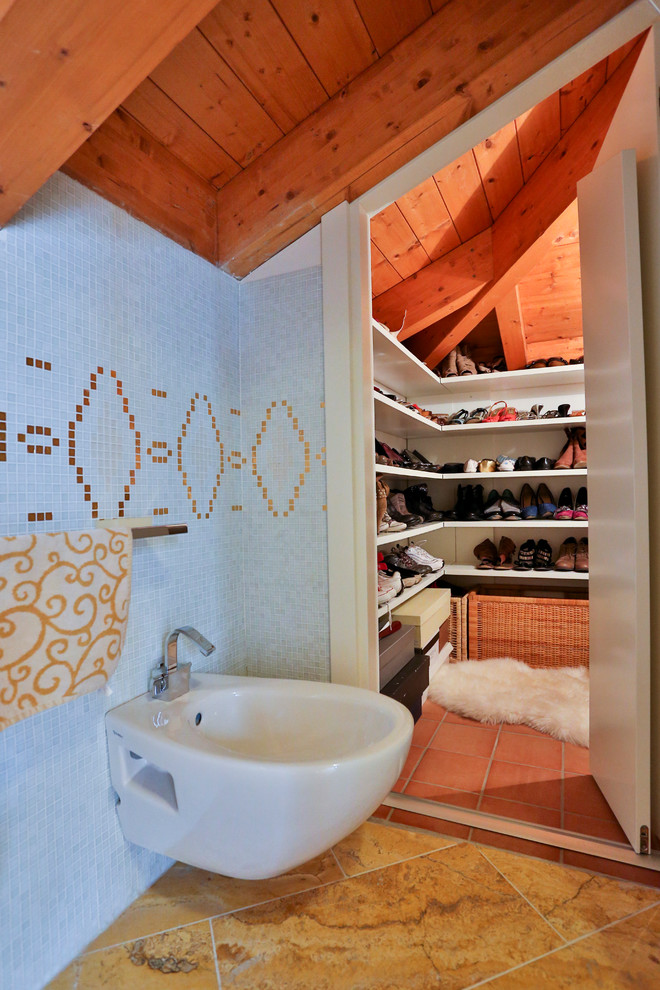 Design ideas for a modern bathroom in Bologna.