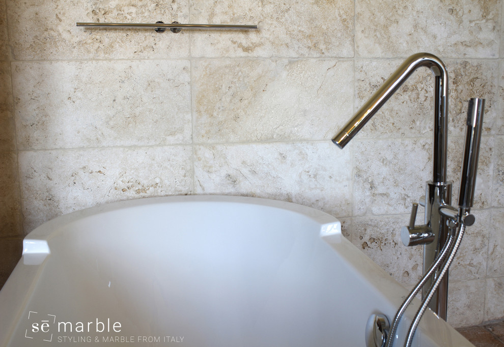 Exempel på ett stort modernt en-suite badrum, med släta luckor, skåp i ljust trä, ett badkar i en alkov, en hörndusch, en toalettstol med separat cisternkåpa, marmorkakel, vita väggar, klinkergolv i terrakotta, ett avlångt handfat, marmorbänkskiva, rött golv och dusch med gångjärnsdörr