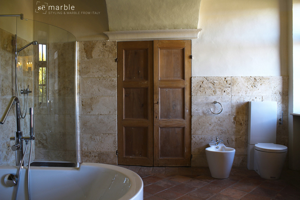 Modern inredning av ett stort en-suite badrum, med släta luckor, skåp i ljust trä, ett badkar i en alkov, en hörndusch, en toalettstol med separat cisternkåpa, marmorkakel, vita väggar, klinkergolv i terrakotta, ett avlångt handfat, marmorbänkskiva, rött golv och dusch med gångjärnsdörr
