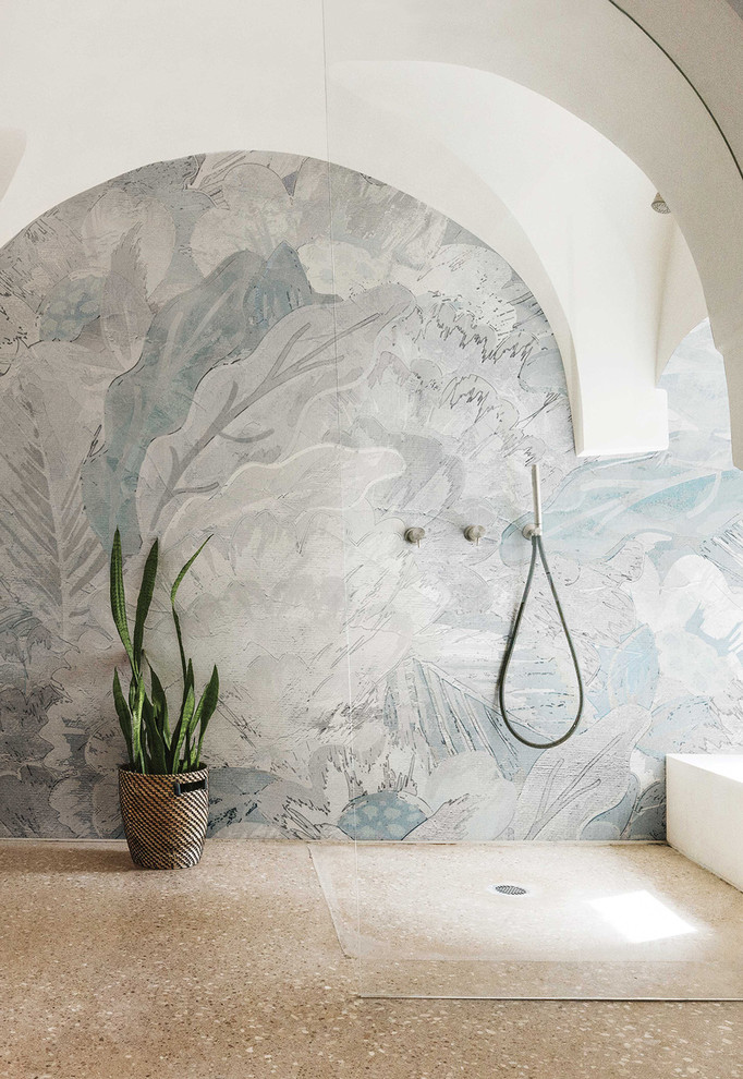 На фото: большая ванная комната в морском стиле с открытым душем, разноцветными стенами, полом из керамической плитки и бежевым полом