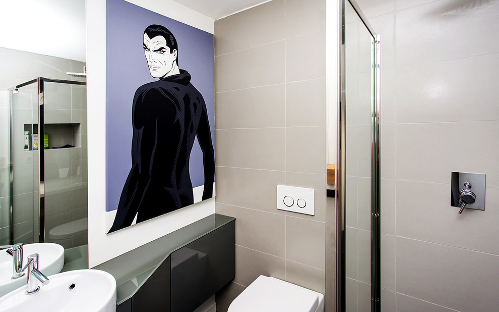 Свежая идея для дизайна: ванная комната среднего размера в стиле модернизм с душевой кабиной, угловым душем, бежевой плиткой, керамической плиткой, накладной раковиной и душем с распашными дверями - отличное фото интерьера