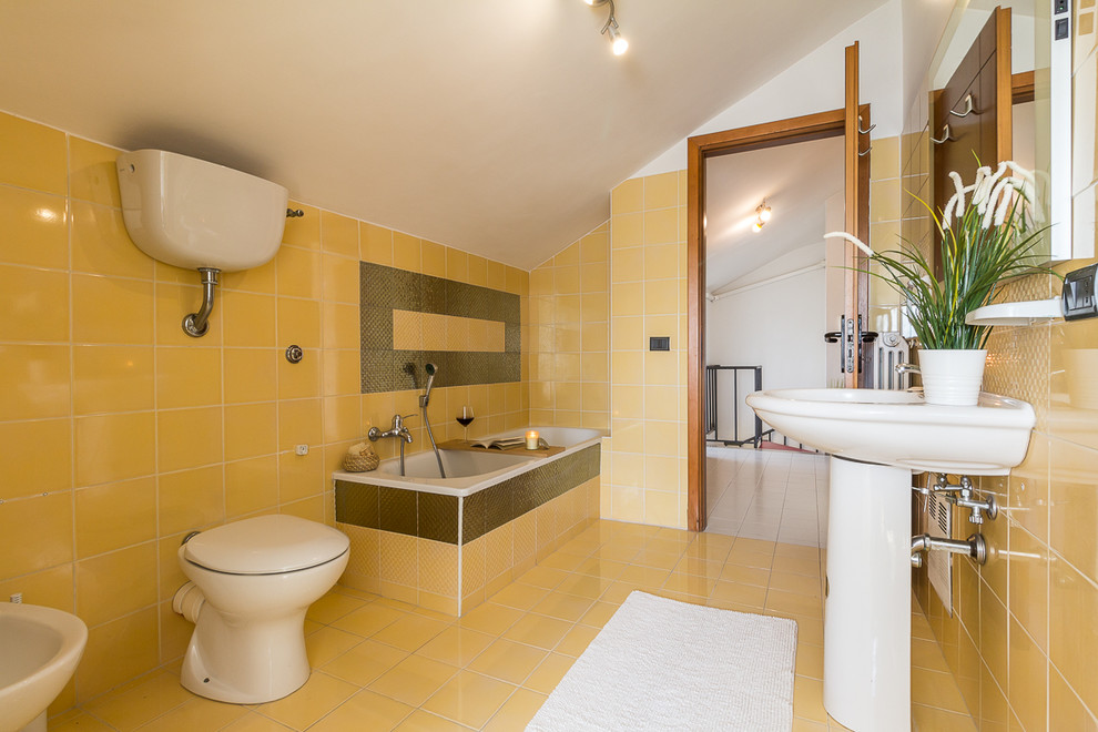 Großes Modernes Badezimmer En Suite mit gelben Fliesen und gelbem Boden in Sonstige