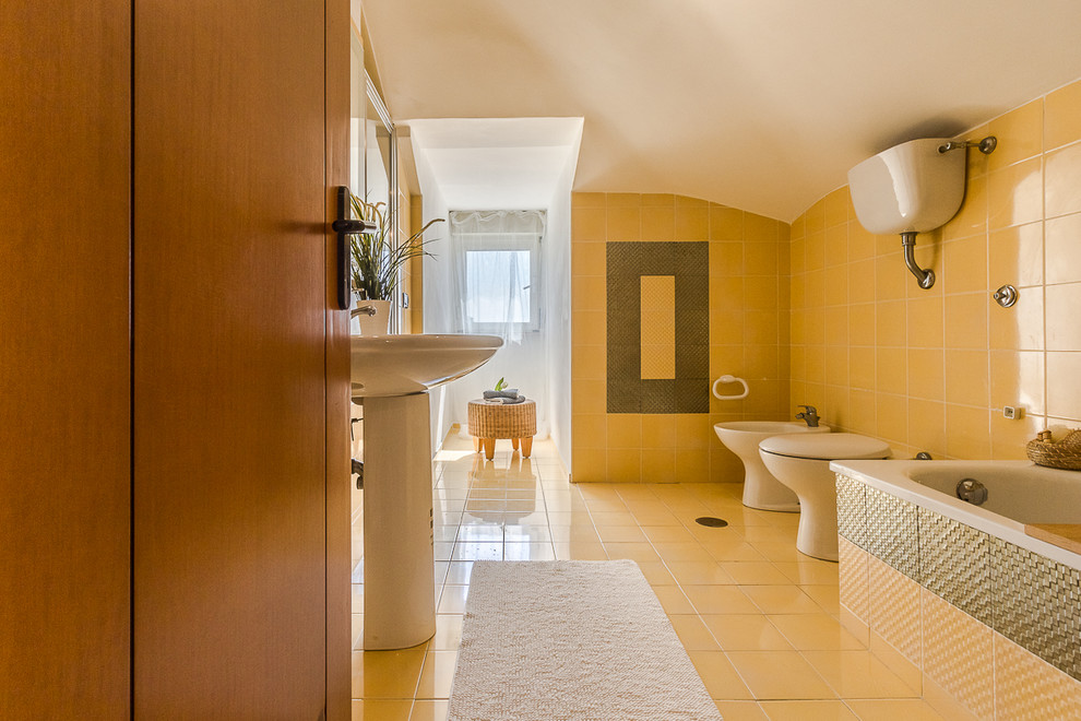Inredning av ett modernt stort en-suite badrum, med gul kakel och gult golv