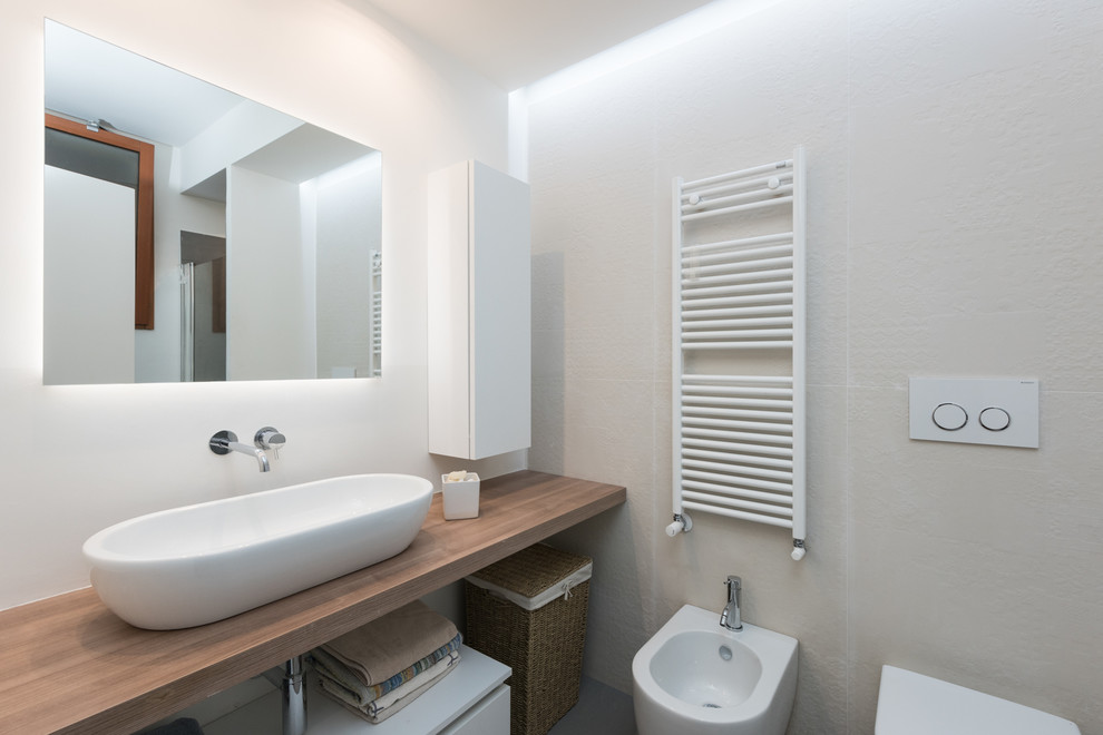 Ispirazione per una stanza da bagno minimalista con WC a due pezzi e lavabo a bacinella