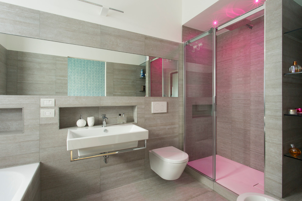 Inredning av ett modernt stort badrum med dusch, med en dubbeldusch, en vägghängd toalettstol, beige kakel, porslinskakel, vita väggar, klinkergolv i porslin och ett avlångt handfat