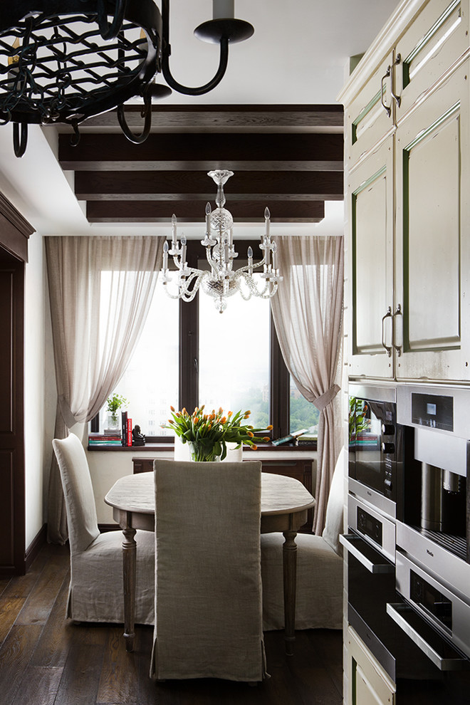 Свежая идея для дизайна: кухня-столовая в стиле фьюжн с белыми стенами, темным паркетным полом и коричневым полом - отличное фото интерьера