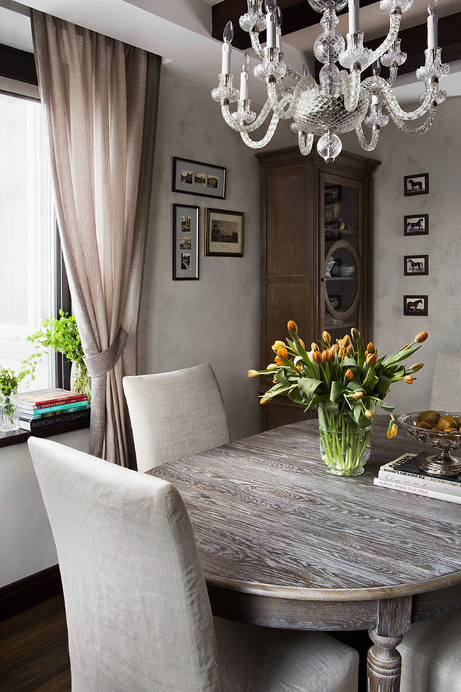 Example of a transitional dining room design in Moscow