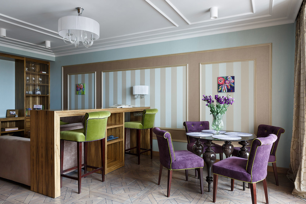Foto di una sala da pranzo aperta verso il soggiorno chic con pareti multicolore e pavimento in legno massello medio