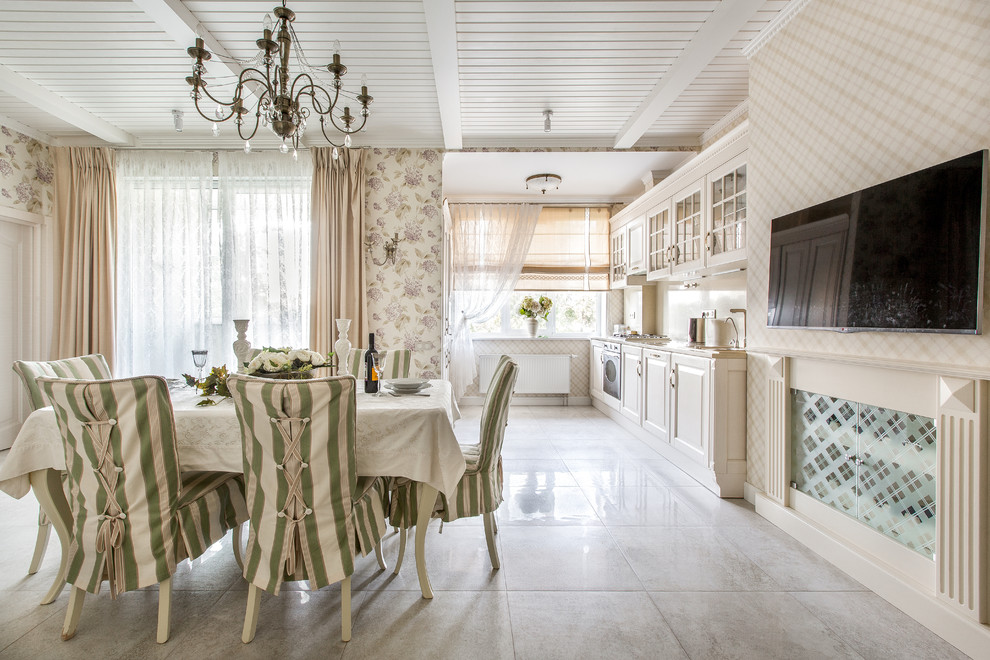 Immagine di una sala da pranzo aperta verso il soggiorno stile shabby con pareti beige