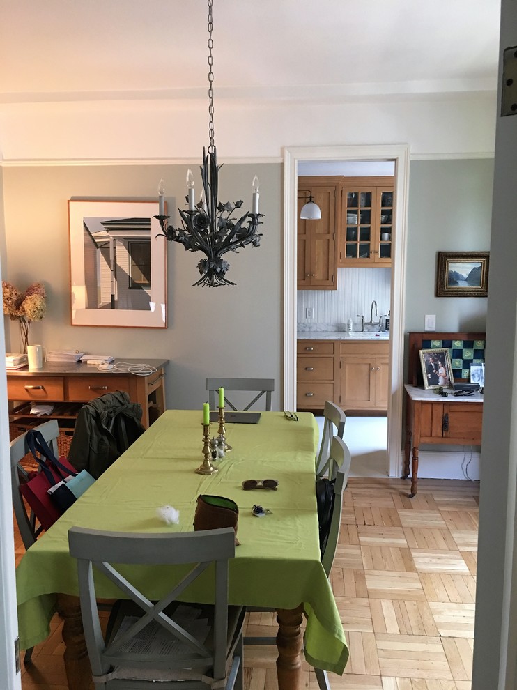 Стильный дизайн: столовая в стиле неоклассика (современная классика) с серыми стенами, коричневым полом и светлым паркетным полом - последний тренд