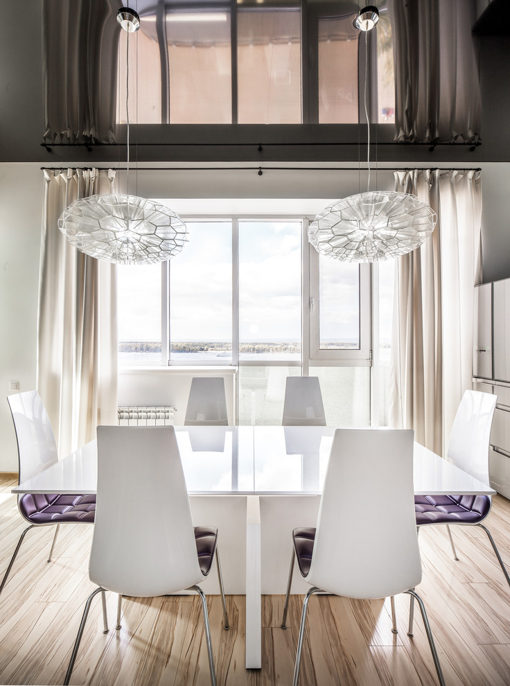 Esempio di una sala da pranzo aperta verso il soggiorno contemporanea con pareti bianche e parquet chiaro