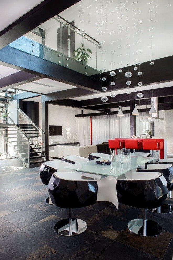 Immagine di una sala da pranzo aperta verso il soggiorno design con pareti bianche