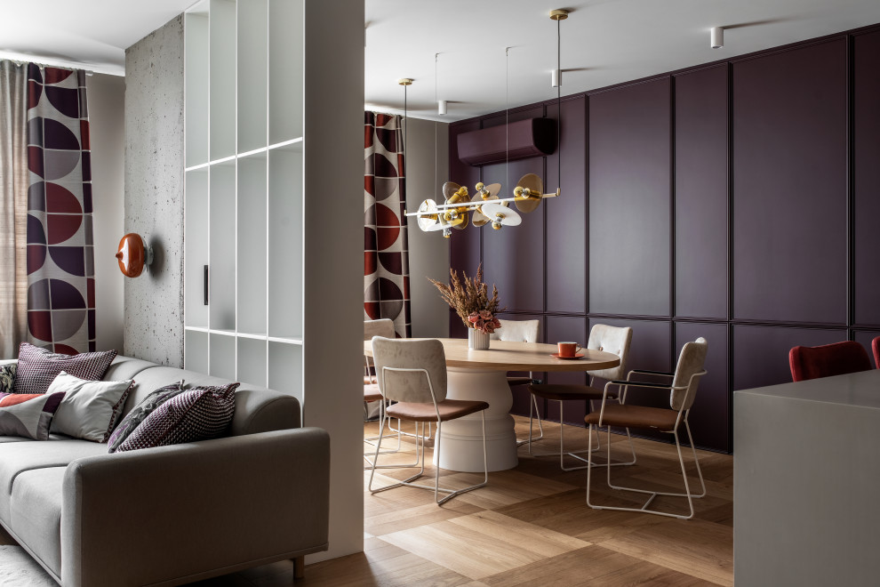 Стильный дизайн: гостиная-столовая в современном стиле с серыми стенами, паркетным полом среднего тона и бежевым полом - последний тренд