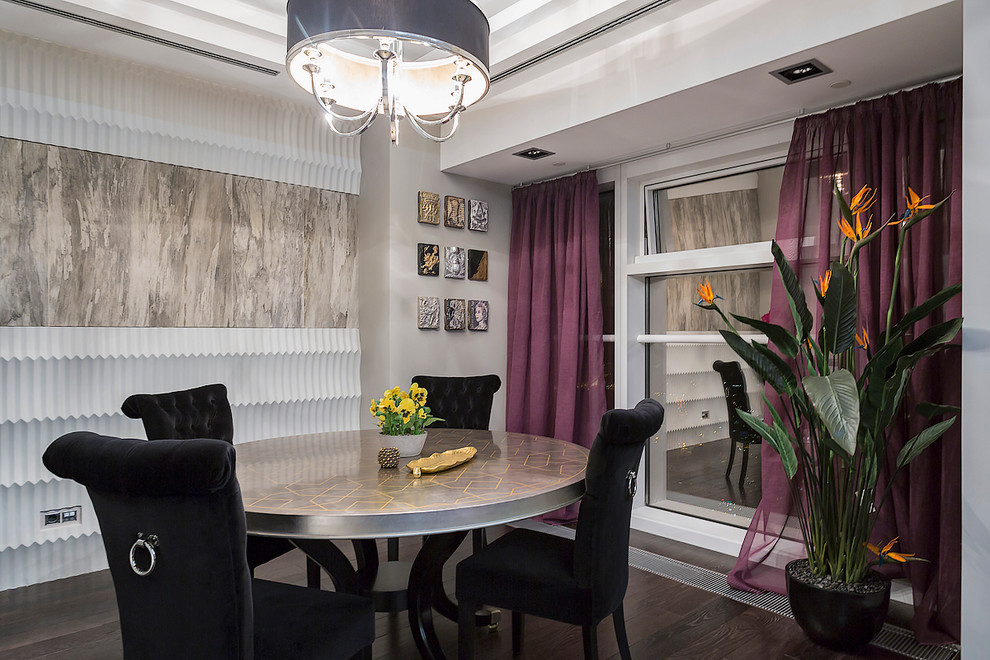 Пример оригинального дизайна: гостиная-столовая в современном стиле с белыми стенами и темным паркетным полом