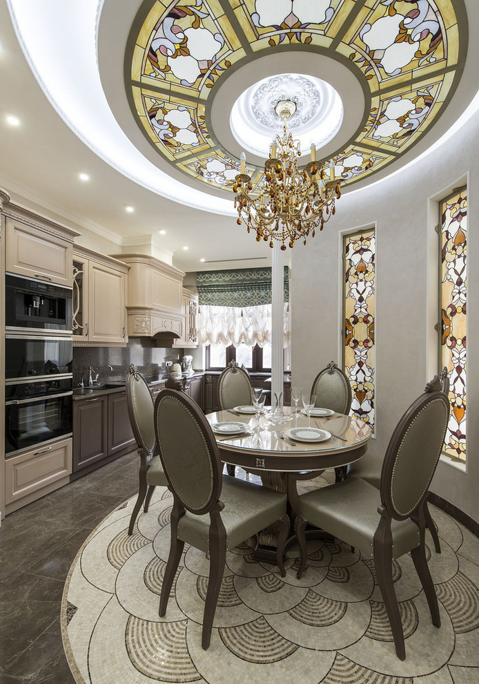 Ispirazione per una grande sala da pranzo aperta verso la cucina tradizionale con pareti beige e pavimento in gres porcellanato