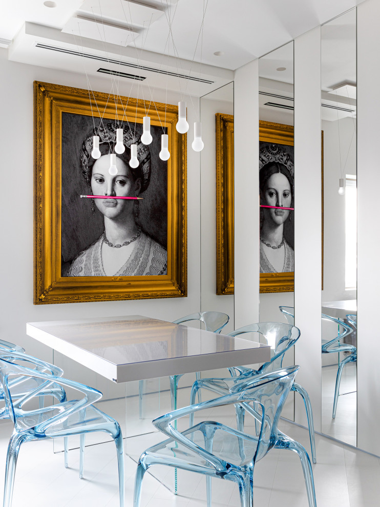 Idées déco pour une salle à manger contemporaine avec un mur blanc et un sol blanc.
