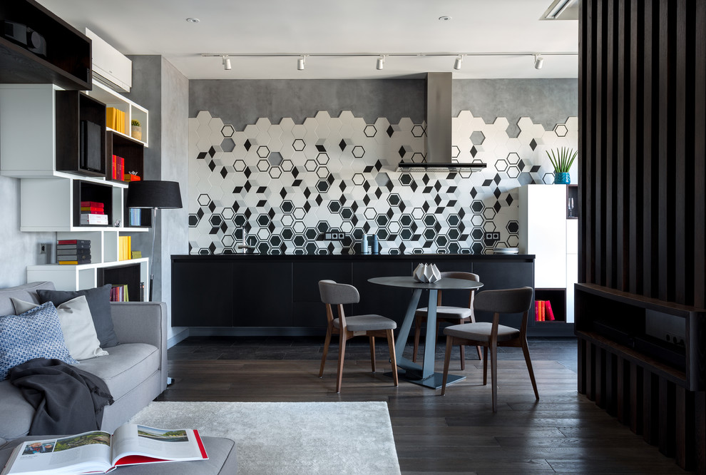 Стильный дизайн: гостиная-столовая среднего размера в современном стиле с полом из керамогранита и черным полом - последний тренд