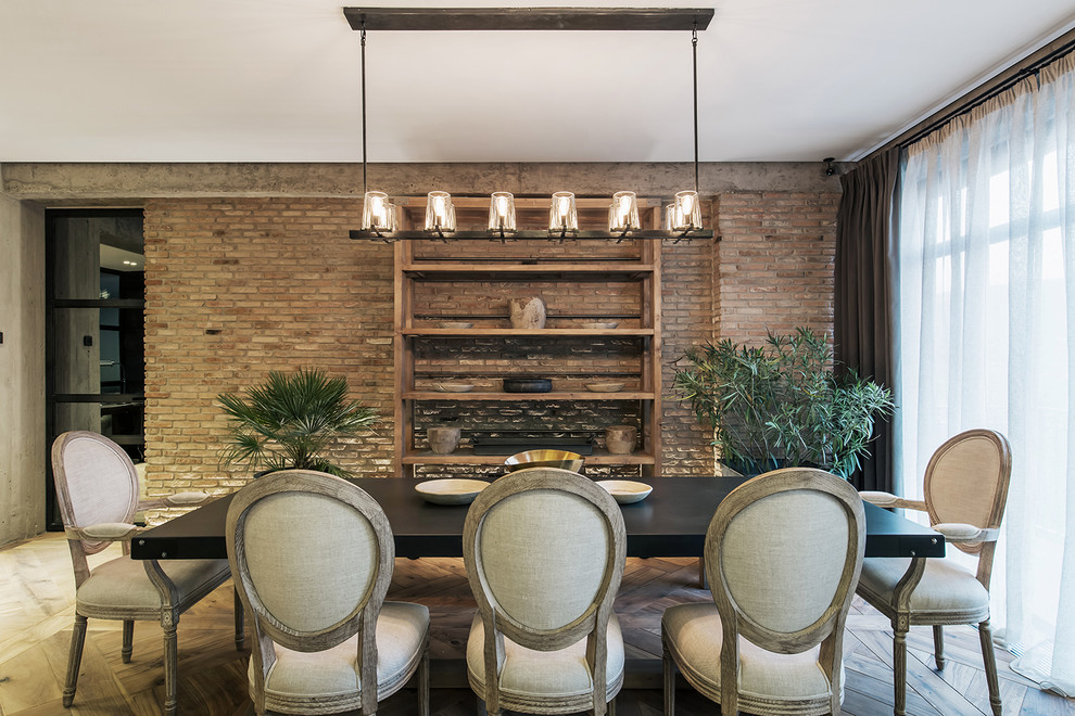 Inspiration pour une salle à manger ouverte sur le salon urbaine avec un mur marron, un sol en bois brun et un sol beige.