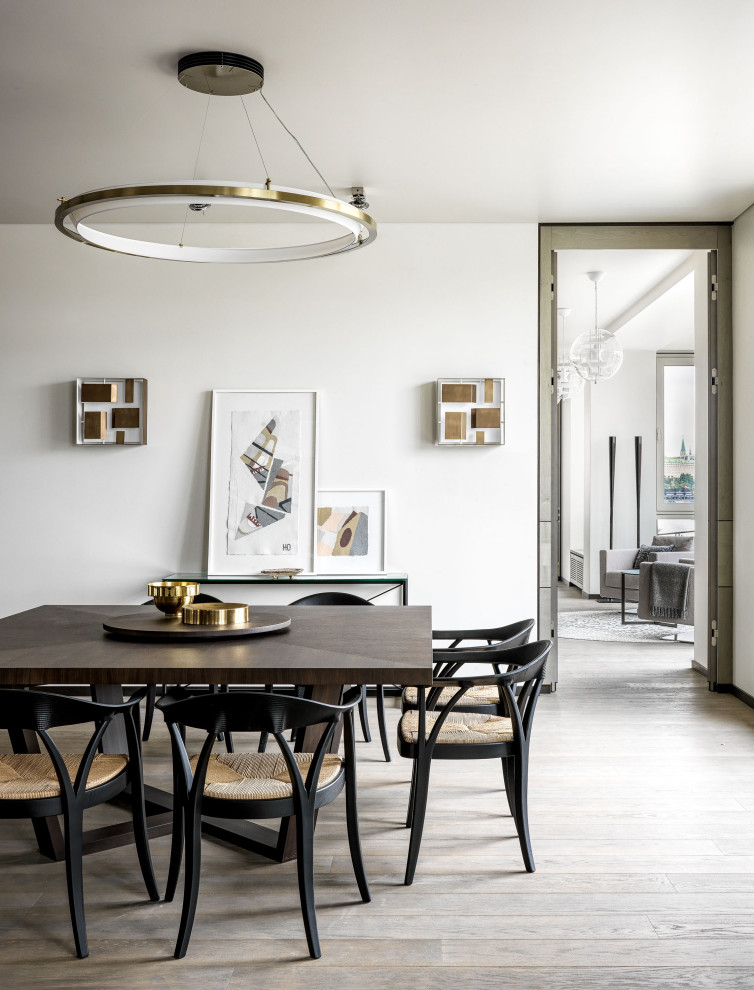 Idee per una grande sala da pranzo contemporanea con pareti bianche, pavimento in legno massello medio e pavimento marrone