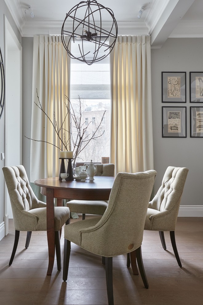 Стильный дизайн: гостиная-столовая в стиле неоклассика (современная классика) с серыми стенами - последний тренд