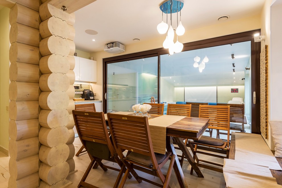 Idee per una sala da pranzo country di medie dimensioni con pareti beige, pavimento con piastrelle in ceramica e pavimento beige