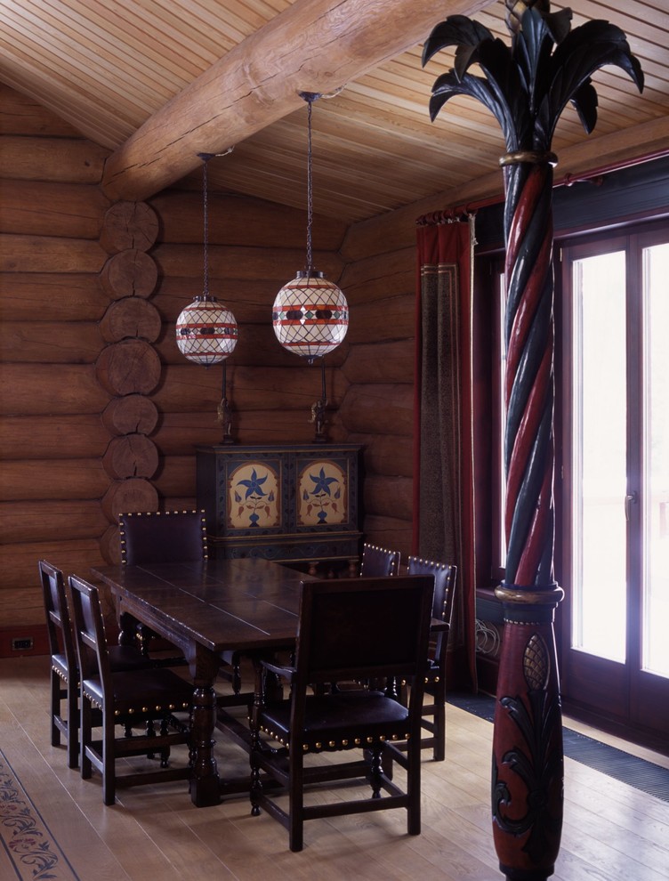 Inspiration pour une salle à manger ouverte sur le salon asiatique de taille moyenne avec un mur multicolore, parquet clair, une cheminée double-face, un manteau de cheminée en carrelage et un sol beige.