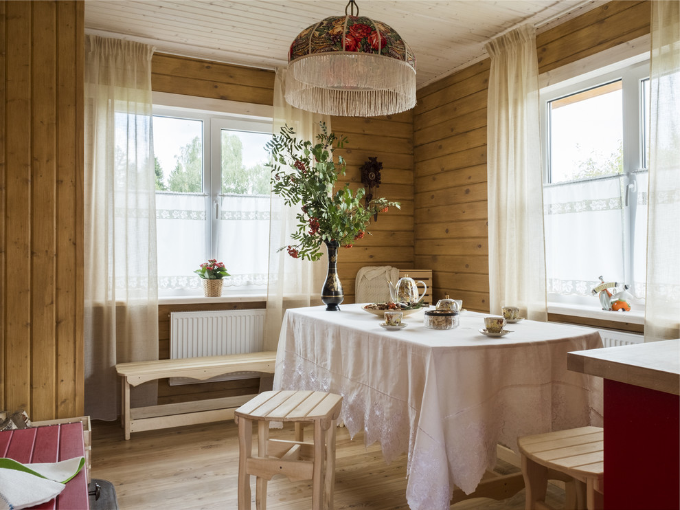 Diseño de comedor campestre de tamaño medio cerrado con paredes marrones, suelo de madera clara y suelo beige