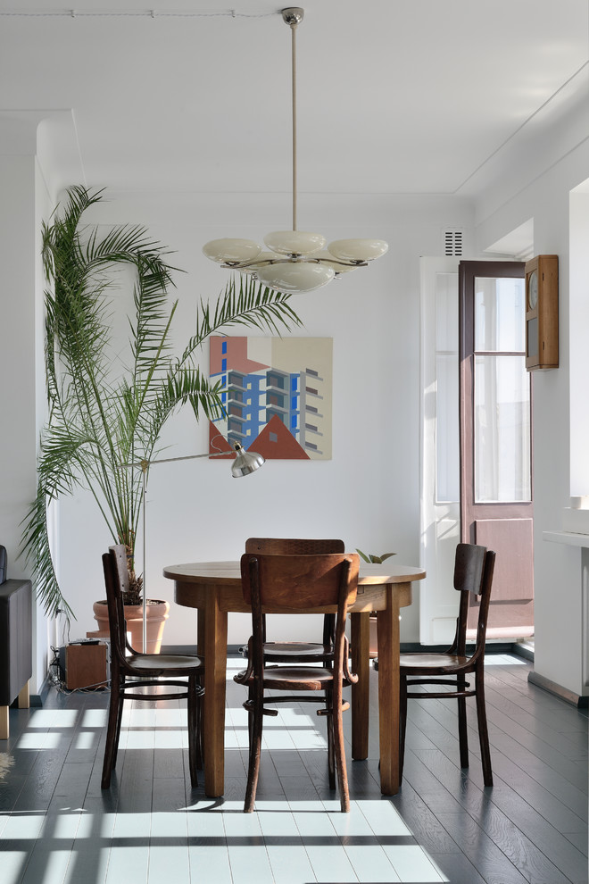 Idee per una sala da pranzo design con pareti bianche, pavimento grigio e pavimento in legno verniciato