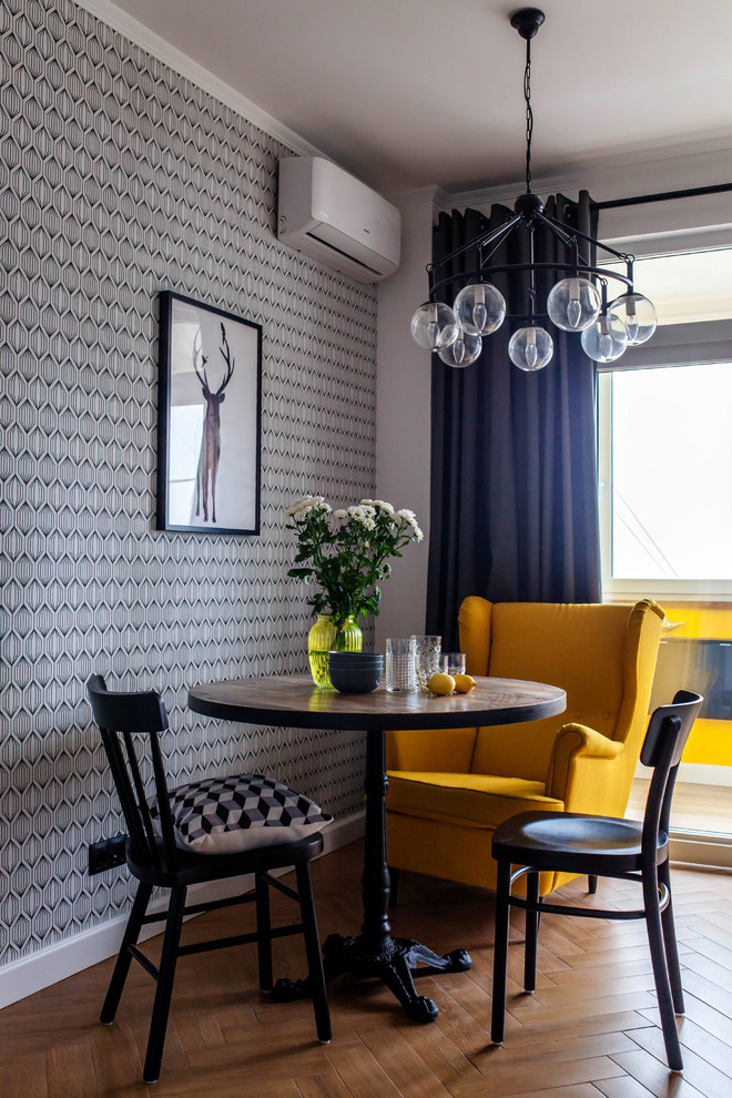 Inredning av en minimalistisk mellanstor matplats, med grå väggar, mellanmörkt trägolv och brunt golv