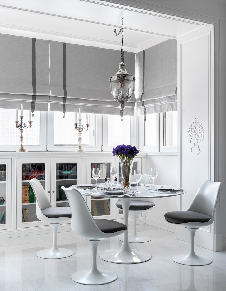 Example of an eclectic dining room design in Moscow