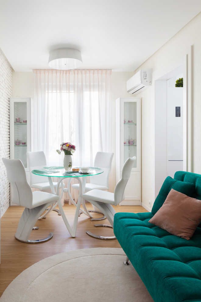 Свежая идея для дизайна: маленькая гостиная-столовая в современном стиле с белыми стенами, паркетным полом среднего тона и коричневым полом для на участке и в саду - отличное фото интерьера